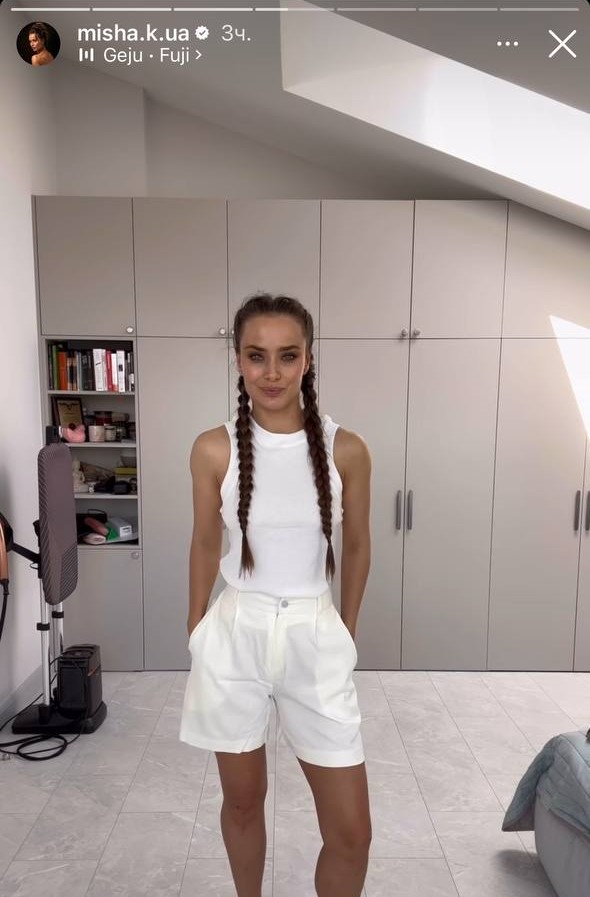 Ксенія Мішина поєднавши прості речі, показала стильні образи на теплу весну (фото)